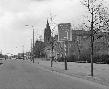 857443 Afbeelding van een wegwijzer langs de Vleutenseweg te Utrecht. Op de achtergrond de St.-Gerardus Majellakerk ...